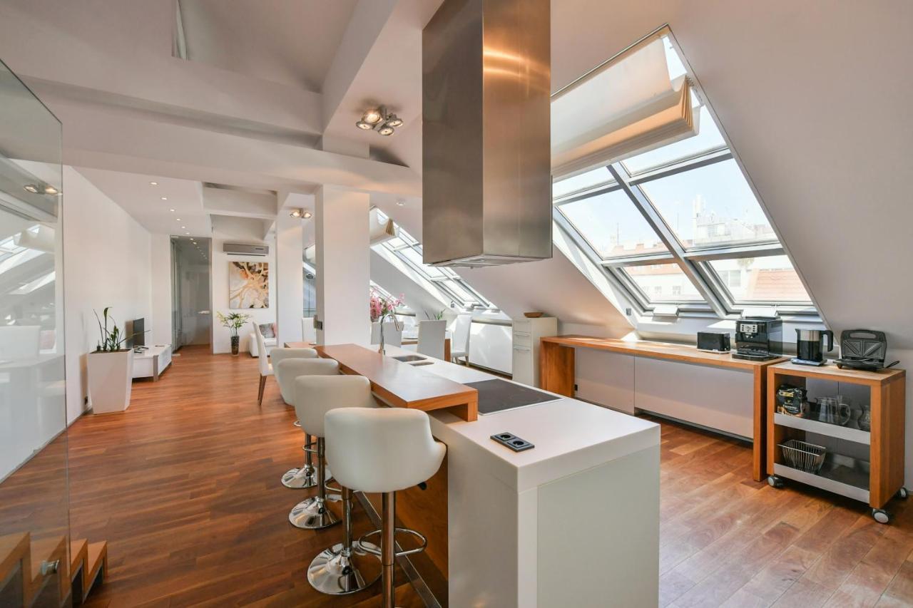 Luxury Penthouse With Sauna, Terrace, 250m2, 5bdrm, 3bthrm Apartmán