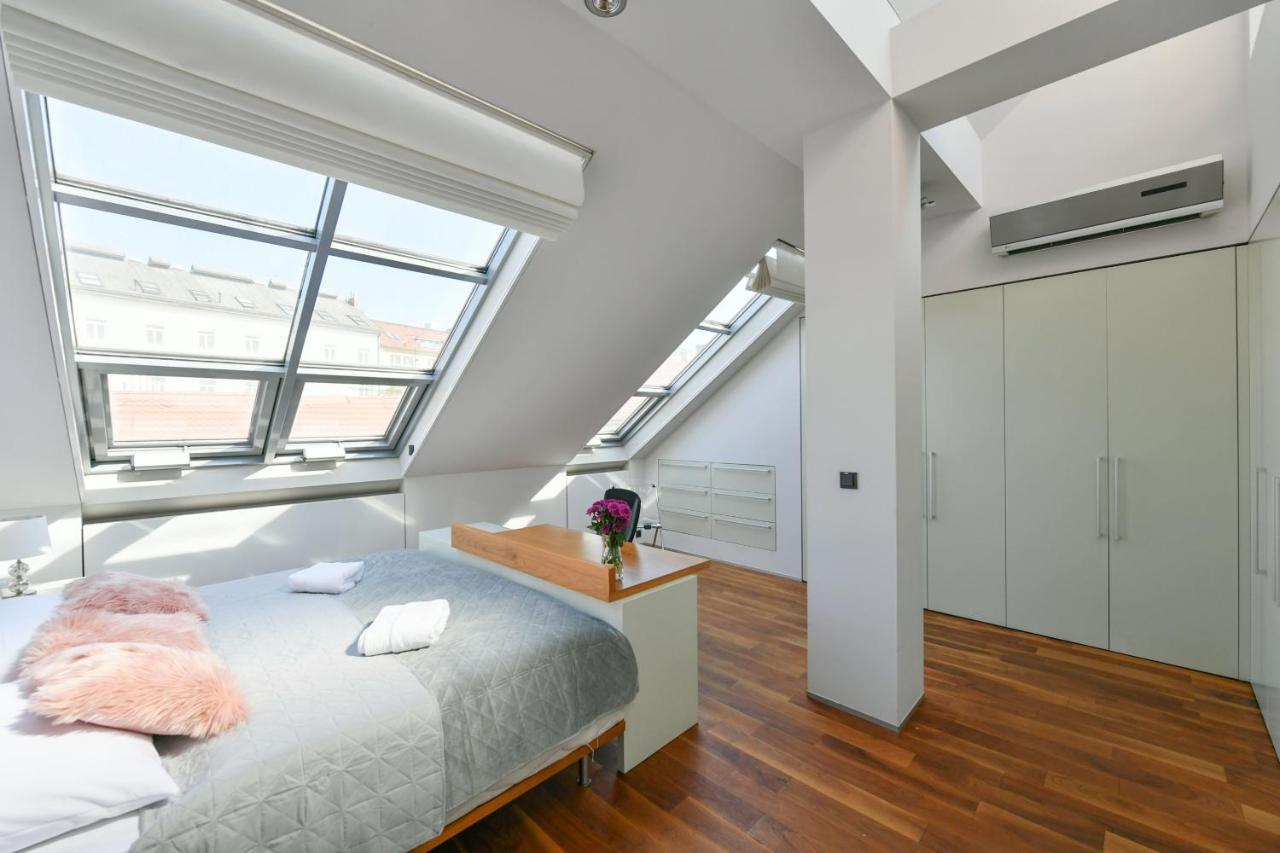 Luxury Penthouse With Sauna, Terrace, 250m2, 5bdrm, 3bthrm Apartmán Praha